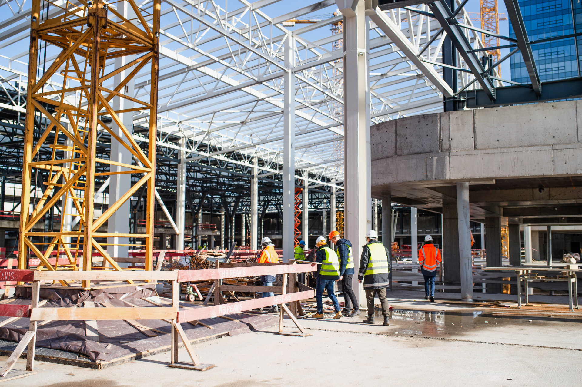 Steel vs Concrete Structures in Commercial Construction: Cost, Time & Quality